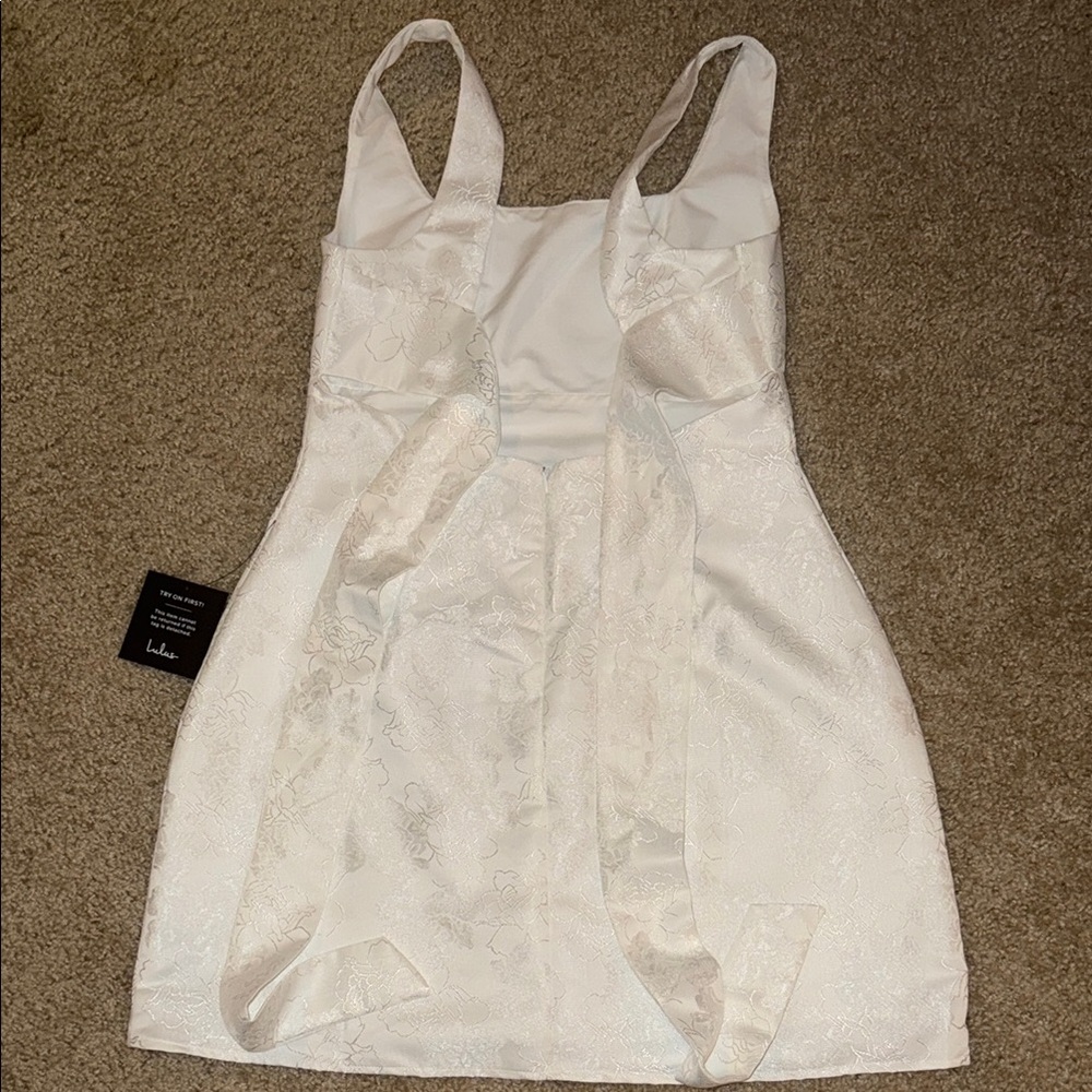 Elegant White Floral Mini Dress - Picture 4 of 8